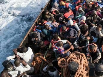 Barcone con 100 migranti alla deriva nel Mediterraneo Barcone con 100 migranti alla deriva nel Mediterraneo