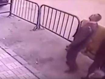 Bimbo cade dal terzo piano, poliziotto lo prende al volo Bimbo cade dal terzo piano, poliziotto lo prende al volo