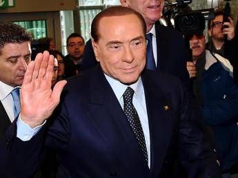 Berlusconi cade durante un comizio Berlusconi cade durante un comizio