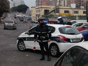 Sposti l'auto, minacce e sputi ai vigili Sposti l'auto, minacce e sputi ai vigili