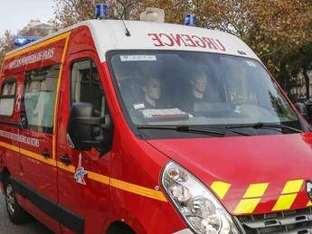Francia, 18enne si dà fuoco a scuola davanti ai compagni Francia, 18enne si dà fuoco a scuola davanti ai compagni