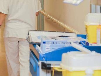 Infermiera del pronto soccorso trascinata per i capelli Infermiera del pronto soccorso trascinata per i capelli