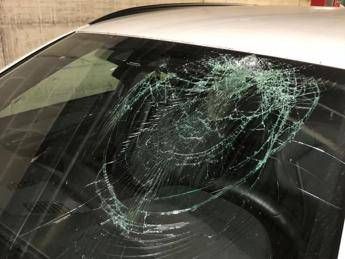 Oggetto da cavalcavia colpisce auto, illeso conducente Oggetto da cavalcavia colpisce auto, illeso conducente