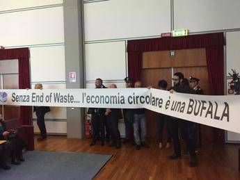 Protesta degli imprenditori a Ecomondo Protesta degli imprenditori a Ecomondo