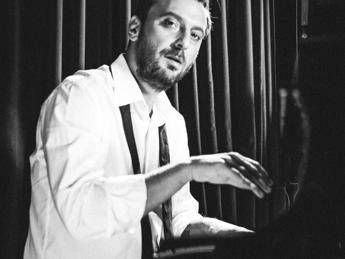 I 'possibili scenari' di Cremonini piano e voce I 'possibili scenari' di Cremonini piano e voce