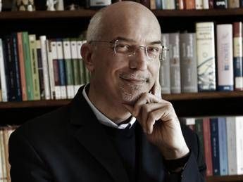 Padre Occhetta, 'liberare giornalismo dall'essere megafono servile della politica' Padre Occhetta, 'liberare giornalismo dall'essere megafono servile della politica'
