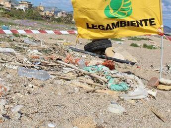 Beach Litter, 10 rifiuti ogni metro di spiaggia Beach Litter, 10 rifiuti ogni metro di spiaggia