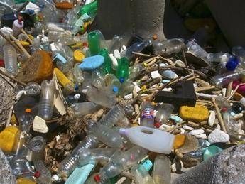 Effetto plastica, oltre 33mila bottigliette al minuto nel Mediterraneo Effetto plastica, oltre 33mila bottigliette al minuto nel Mediterraneo