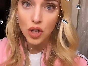 Chiara Ferragni furiosa per foto 'rubate' in aereo Chiara Ferragni furiosa per foto 'rubate' in aereo