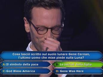 Vince 1 mln al quiz di Scotti senza sapere la risposta, concorrente si confessa Vince 1 mln al quiz di Scotti senza sapere la risposta, concorrente si confessa