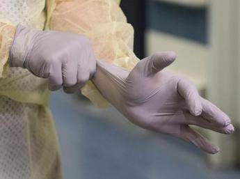 Coronavirus, Lopalco: Guanti pericolosi se non usati correttamente Coronavirus, Lopalco: Guanti pericolosi se non usati correttamente