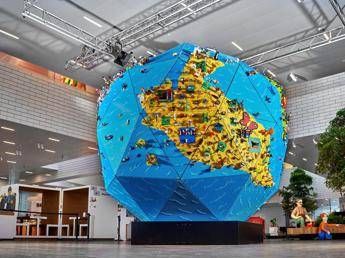 Bambini durante il lockdown, le creazioni Lego diventano un globo di 4 mt di altezza Bambini durante il lockdown, le creazioni Lego diventano un globo di 4 mt di altezza