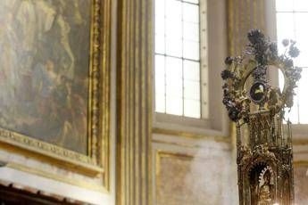 Il sangue di San Gennaro si è sciolto, miracolo 'a porte chiuse' Il sangue di San Gennaro si è sciolto, miracolo 'a porte chiuse'