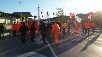 Genova, sciopero e protesta lavoratori Terzo Valico. Disagi a viabilità Genova, sciopero e protesta lavoratori Terzo Valico. Disagi a viabilità