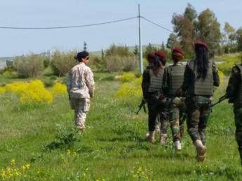 Donne curde in prima linea, da soldatesse italiane corsi di formazione contro l'Isis /Foto Donne curde in prima linea, da soldatesse italiane corsi di formazione contro l'Isis /Foto