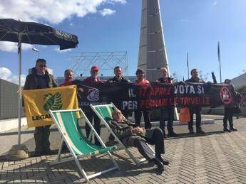 'Vota sì e ferma le trivelle', flash mob apre campagna referendaria di Legambiente 'Vota sì e ferma le trivelle', flash mob apre campagna referendaria di Legambiente