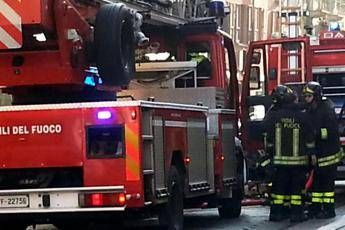 Roma, incendio in officina: due ustionati e un agente intossicato Roma, incendio in officina: due ustionati e un agente intossicato