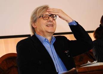 Sgarbi: Il divieto di sedersi a Trinità dei Monti è di stampo fascista Sgarbi: Il divieto di sedersi a Trinità dei Monti è di stampo fascista
