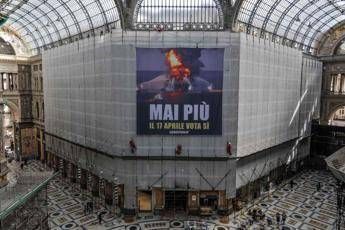 Blitz di Greenpeace a Napoli, striscione di 150 metri in galleria Umberto contro le trivelle Blitz di Greenpeace a Napoli, striscione di 150 metri in galleria Umberto contro le trivelle