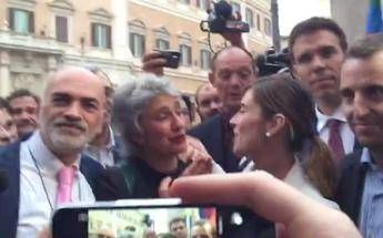 Boschi festeggia nella piazza arcobaleno, Concia: Ora ti bacio col rossetto /Video Boschi festeggia nella piazza arcobaleno, Concia: Ora ti bacio col rossetto /Video