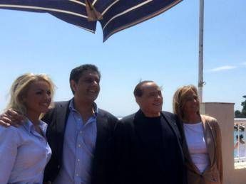 Berlusconi da Toti con Pascale, pranzo al mare e poi ad Arcore per risultati Berlusconi da Toti con Pascale, pranzo al mare e poi ad Arcore per risultati