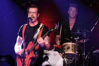 Leader Eagles of Death Metal accusa: Sicurezza Bataclan complice dei kamikaze Leader Eagles of Death Metal accusa: Sicurezza Bataclan complice dei kamikaze
