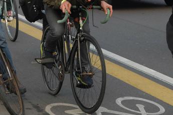 Roma, scontro tra bici sulla ciclabile: un morto