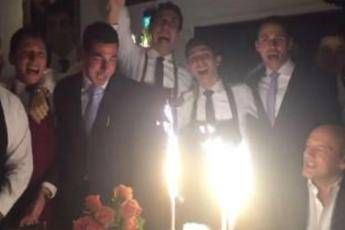 Tanti auguri Francesco!, la torta di Pallotta per Totti /Video Tanti auguri Francesco!, la torta di Pallotta per Totti /Video
