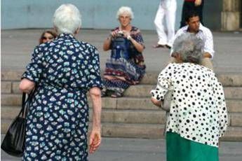 Boom di centenari in Italia, ma diminuisce l'aspettativa di vita: è la prima volta Boom di centenari in Italia, ma diminuisce l'aspettativa di vita: è la prima volta