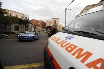Roma, bimba di 4 anni si arrampica su ringhiera balcone e precipita Roma, bimba di 4 anni si arrampica su ringhiera balcone e precipita