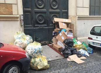Roma, ancora spazzatura in strada: raccolta riparte a singhiozzo/FOTO Roma, ancora spazzatura in strada: raccolta riparte a singhiozzo/FOTO