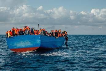 Nave Aquarius soccorre oltre 800 profughi nel Mediterraneo Nave Aquarius soccorre oltre 800 profughi nel Mediterraneo