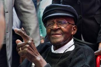 Arcivescovo Tutu: Malati terminali devono poter morire con dignità Arcivescovo Tutu: Malati terminali devono poter morire con dignità
