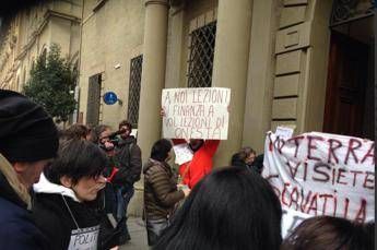 Arezzo, assedio a Banca Etruria: 'Rivogliamo i soldi che ci avete rubato' Arezzo, assedio a Banca Etruria: 'Rivogliamo i soldi che ci avete rubato'
