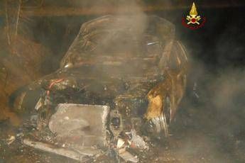 Audi gialla ritrovata bruciata nel trevigiano. Dei malviventi nessuna traccia Audi gialla ritrovata bruciata nel trevigiano. Dei malviventi nessuna traccia