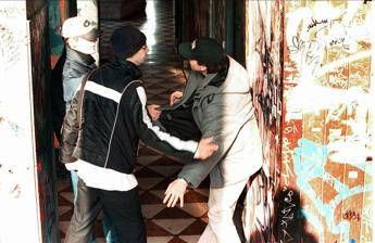 Napoli, baby gang seminano il panico fra i passanti: fermati e identificati in 6 Napoli, baby gang seminano il panico fra i passanti: fermati e identificati in 6