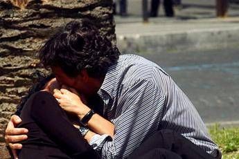 Lasciare un succhiotto sul collo è reato Lasciare un succhiotto sul collo è reato