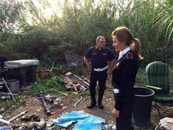 Roma, vigili sgomberano 25 baracche abusive sull'argine del Tevere Roma, vigili sgomberano 25 baracche abusive sull'argine del Tevere