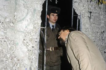 Muro Berlino, 30 anni fa l'annuncio di Genscher che cambiò il corso della storia