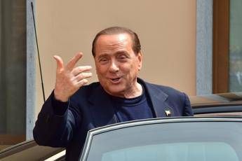 Festa azzurra per Berlusconi assolto: Torno in campo per un'Italia migliore Festa azzurra per Berlusconi assolto: Torno in campo per un'Italia migliore