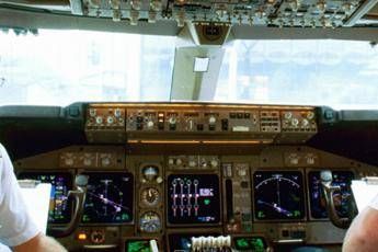 Boeing 737 sbaglia atterraggio e finisce in mare Boeing 737 sbaglia atterraggio e finisce in mare