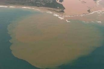 Crollò diga di contenimento, fango e rifiuti minerari sulla costa brasiliana: E' una calamità Crollò diga di contenimento, fango e rifiuti minerari sulla costa brasiliana: E' una calamità