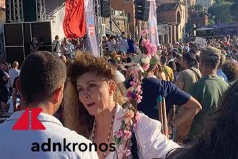 Eleonora Brigliadori a manifestazione negazionisti: Attacco alle nostre libertà Eleonora Brigliadori a manifestazione negazionisti: Attacco alle nostre libertà