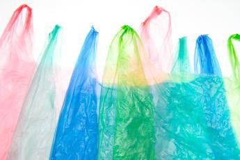 Buste di plastica, il 36% degli italiani le riceve ancora dai negozianti Buste di plastica, il 36% degli italiani le riceve ancora dai negozianti