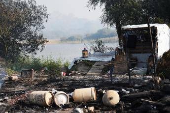 Prefetto Calais decreta fine 'giungla': Missione compiuta. Baraccopoli in fiamme Prefetto Calais decreta fine 'giungla': Missione compiuta. Baraccopoli in fiamme