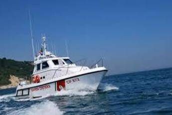 Anzio, peschereccio si ribalta: un morto e due feriti Anzio, peschereccio si ribalta: un morto e due feriti