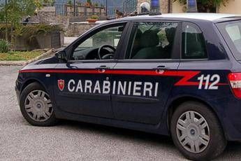 Bologna, sgombero stabile occupato da 16 famiglie: agenti accolti da secchiate d'acqua Bologna, sgombero stabile occupato da 16 famiglie: agenti accolti da secchiate d'acqua