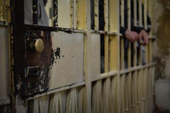 Covid carceri, situazione catastrofica: mancano spazi per isolare i positivi