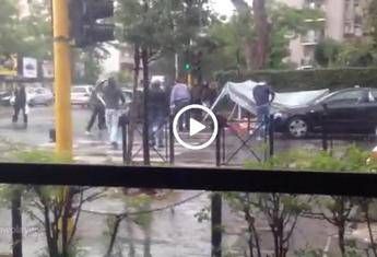 Assaltato banchetto di Casapound a Roma: feriti 4 poliziotti /Video Assaltato banchetto di Casapound a Roma: feriti 4 poliziotti /Video