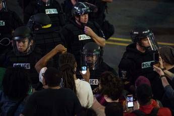 Agenti uccidono afroamericano, proteste a Washington Agenti uccidono afroamericano, proteste a Washington